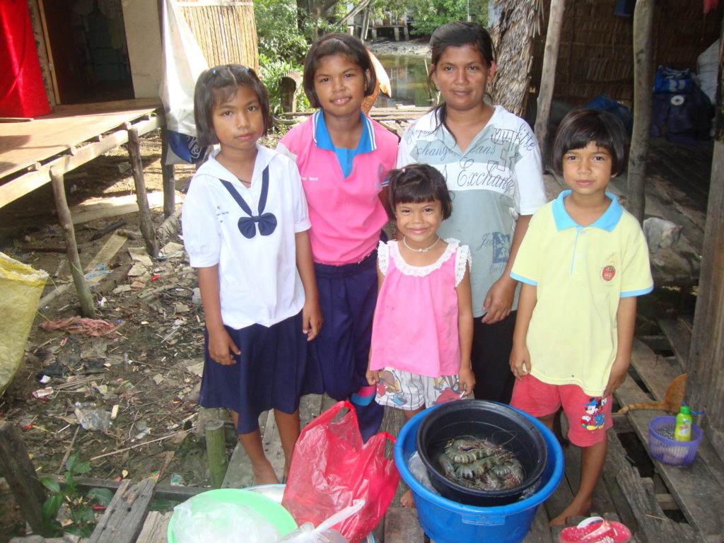 q3_2013hsfnakhonchild-familystory_04