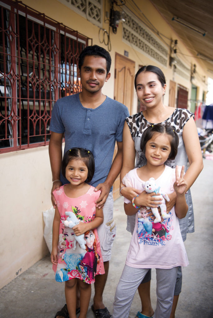 Vit, Malee, Nan and Mew posing for a family photo.