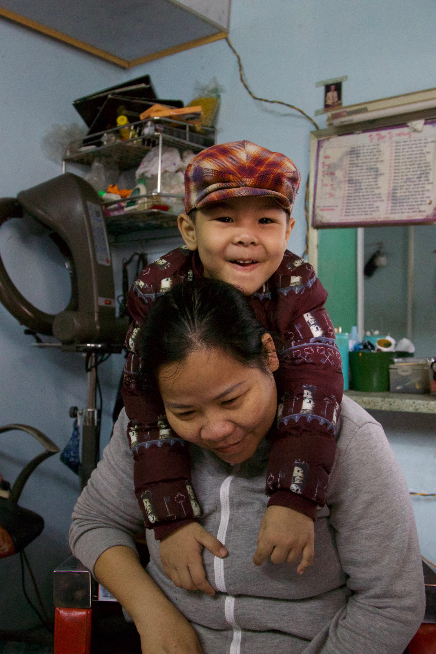 Sponsored family_Mother with child on her back, child smiling