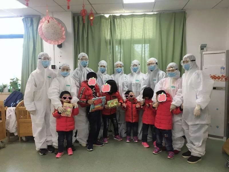 caregivers and children in masks during COVID in China