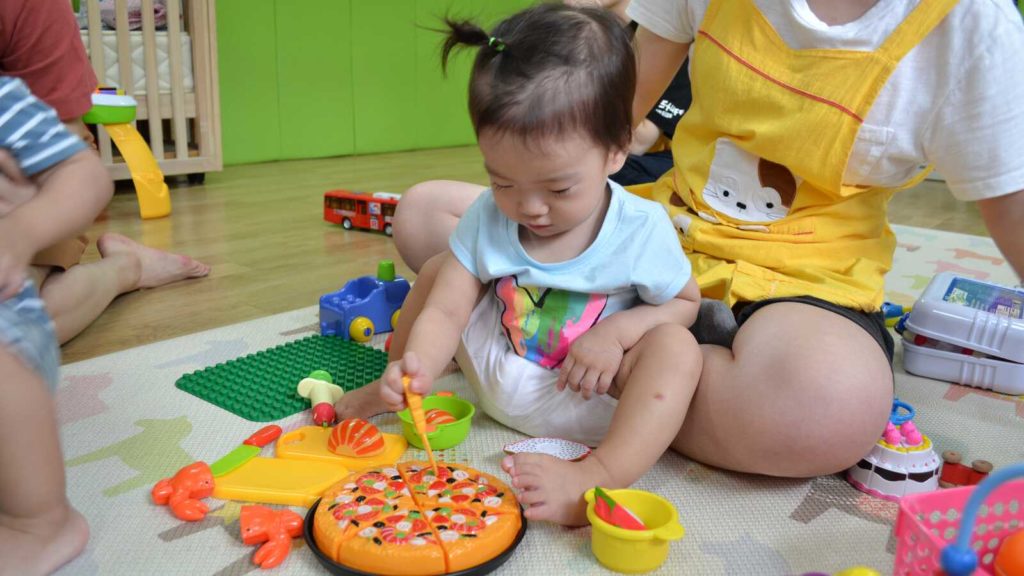 Baby cutting toy pizza