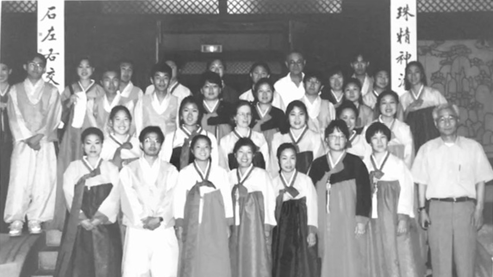 group of attendees on korean adoptee heritage tour with holt