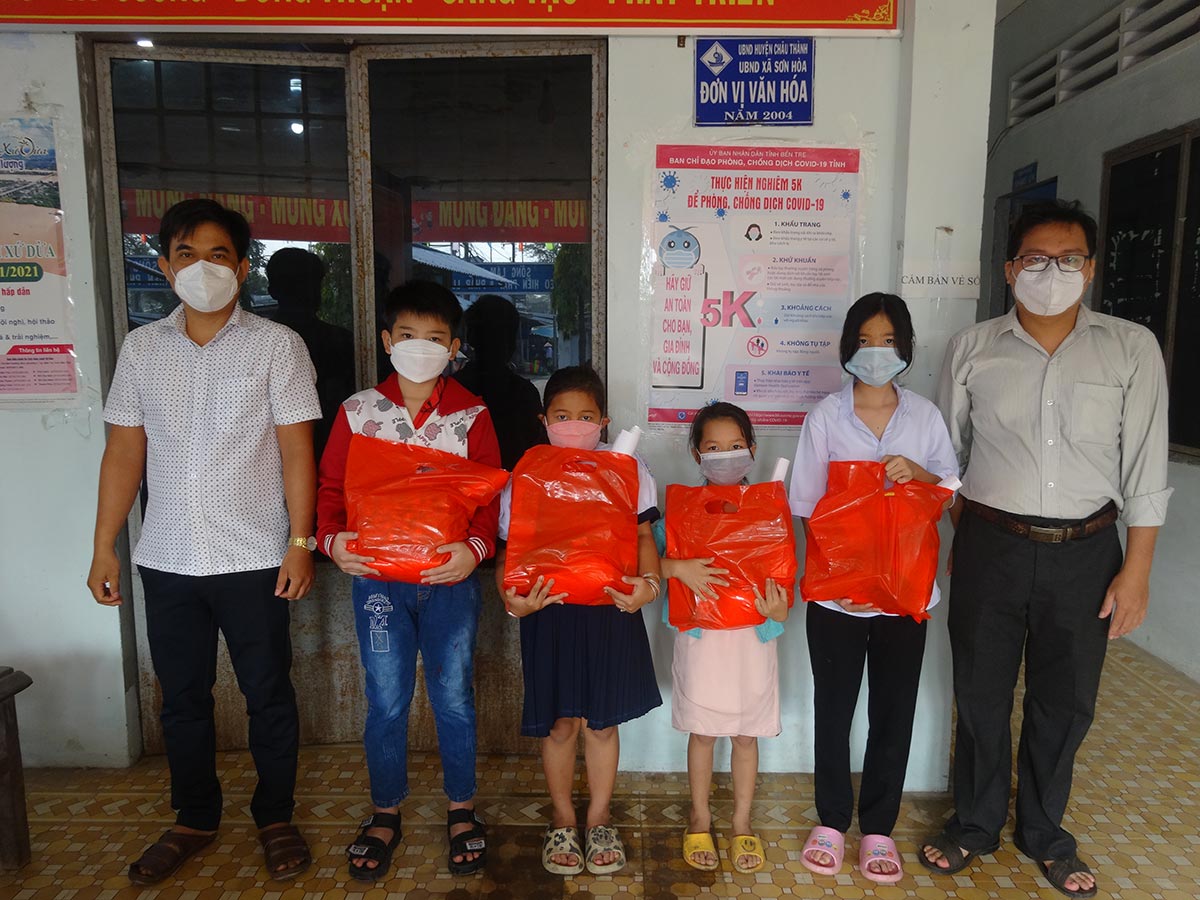 children celebrating tet in Vietnam with gifts