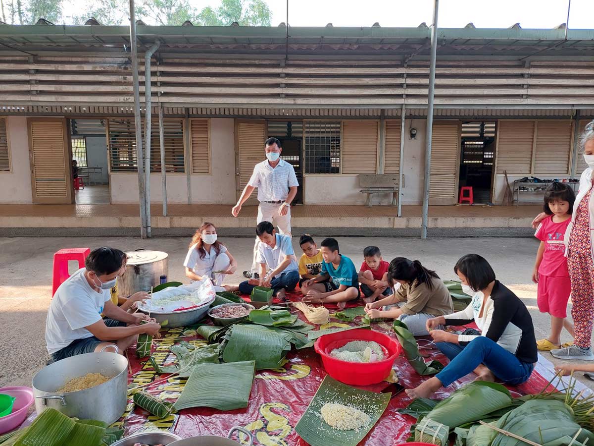 celebrating tet in Vietnam making banh Chung