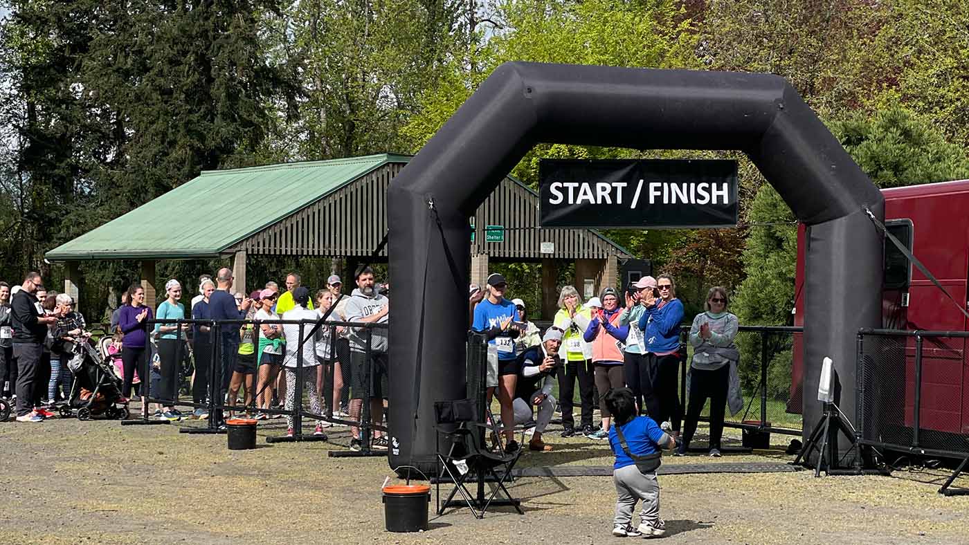 runners line up at Miles for Moms start line