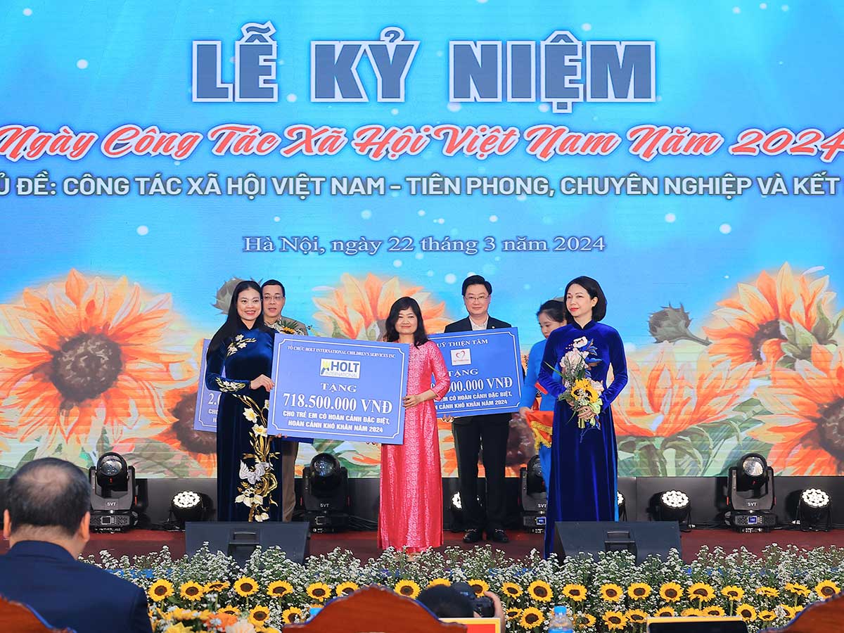 Social workers in Vietnam receive awards for Social Work Day.